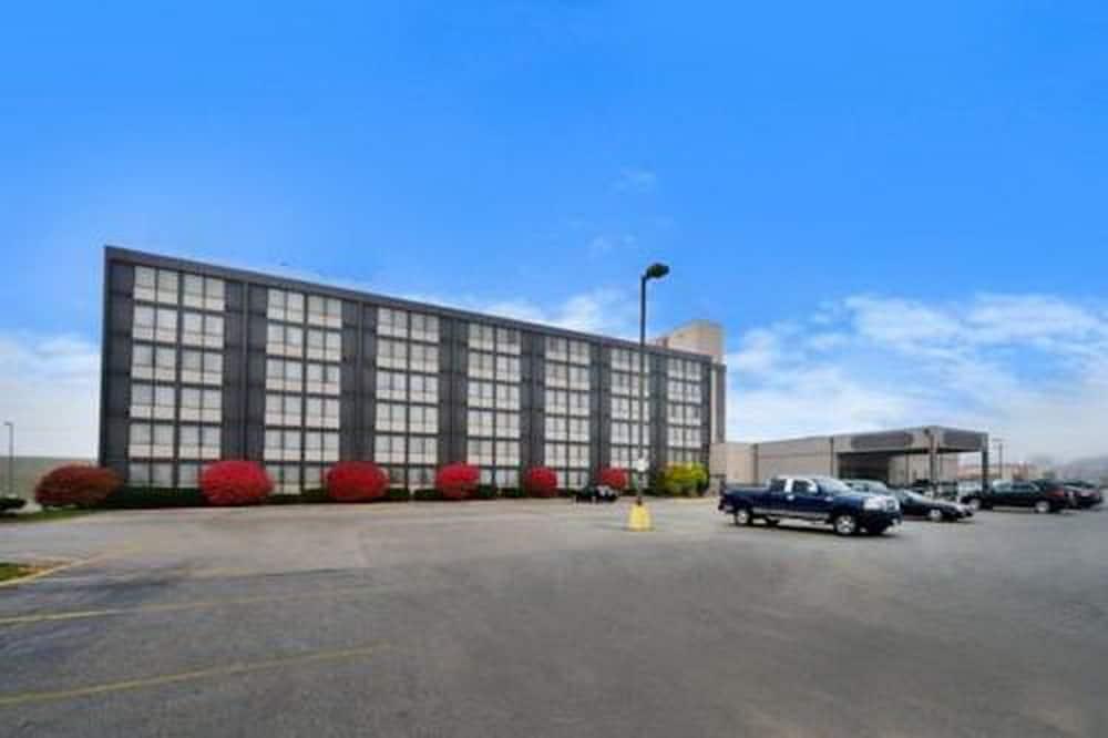 Ramada By Wyndham Cedar Rapids Hotel Exterior photo