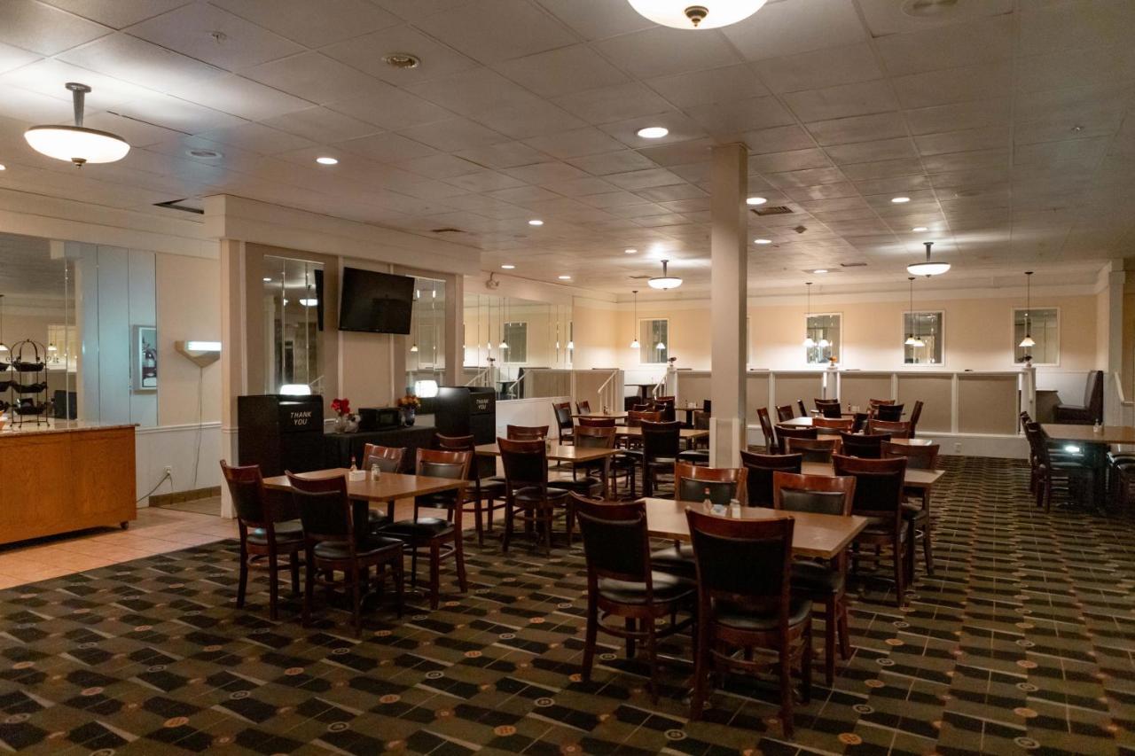 Ramada By Wyndham Cedar Rapids Hotel Exterior photo